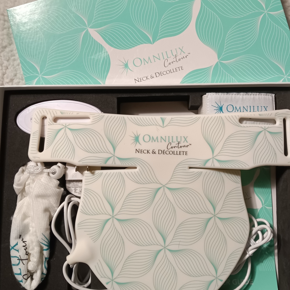 Omnilux Contour Neck & Décolleté Skincare Tool - White